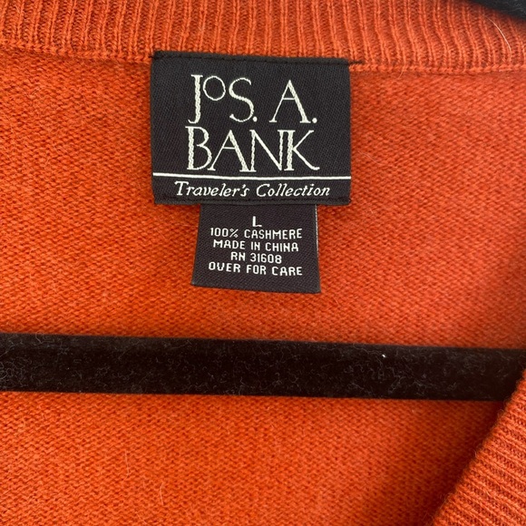 Jos. A. Bank Men's 100% cashemere Rust V-Neck Sweater - Picture 4 of 4